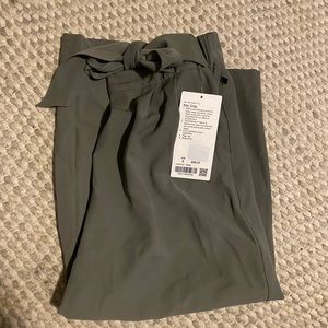 Lululemon Noir Crop NWT!!